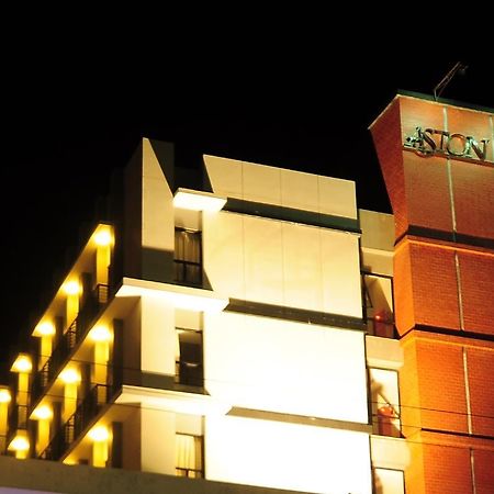 Aston Ketapang City Hotel Buitenkant foto